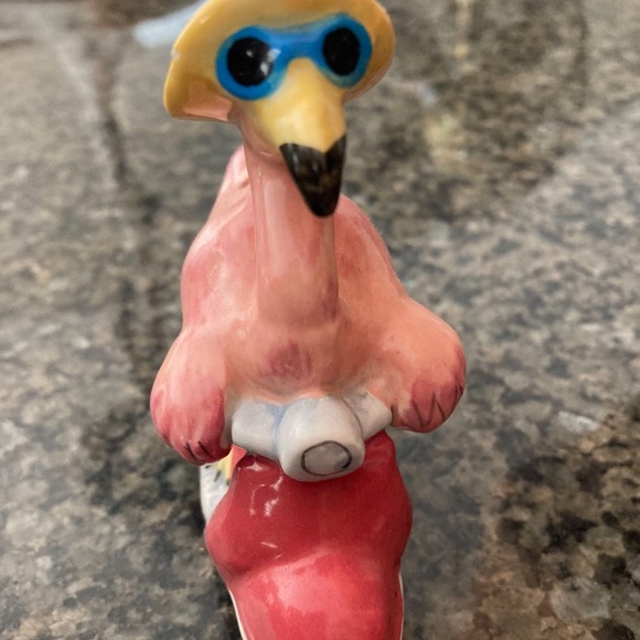 Ceramic salt and pepper shakers FLAMINGOS ON SCOOTERS - Picture 4 of 6